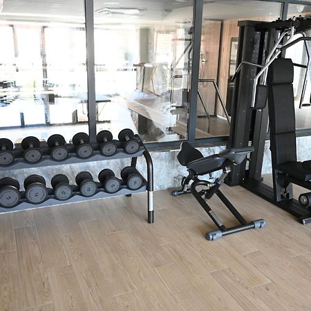 Aniroc Signature Hotel Arad Bagian luar foto A gym