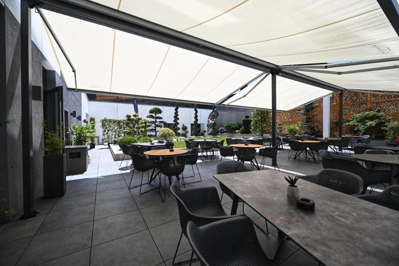 Aniroc Signature Hotel Arad Bagian luar foto The rooftop terrace