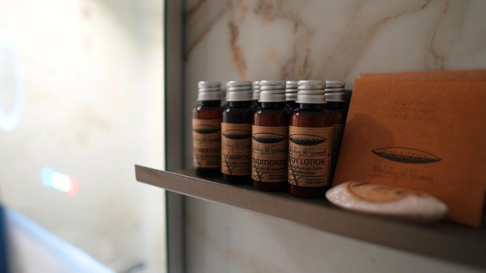 Aniroc Signature Hotel Arad Bagian luar foto A selection of toiletries