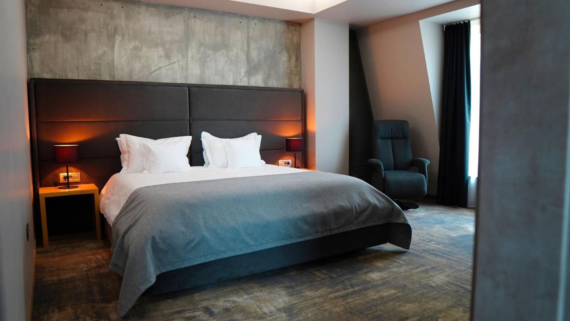 Aniroc Signature Hotel Arad Bagian luar foto A room at the hotel