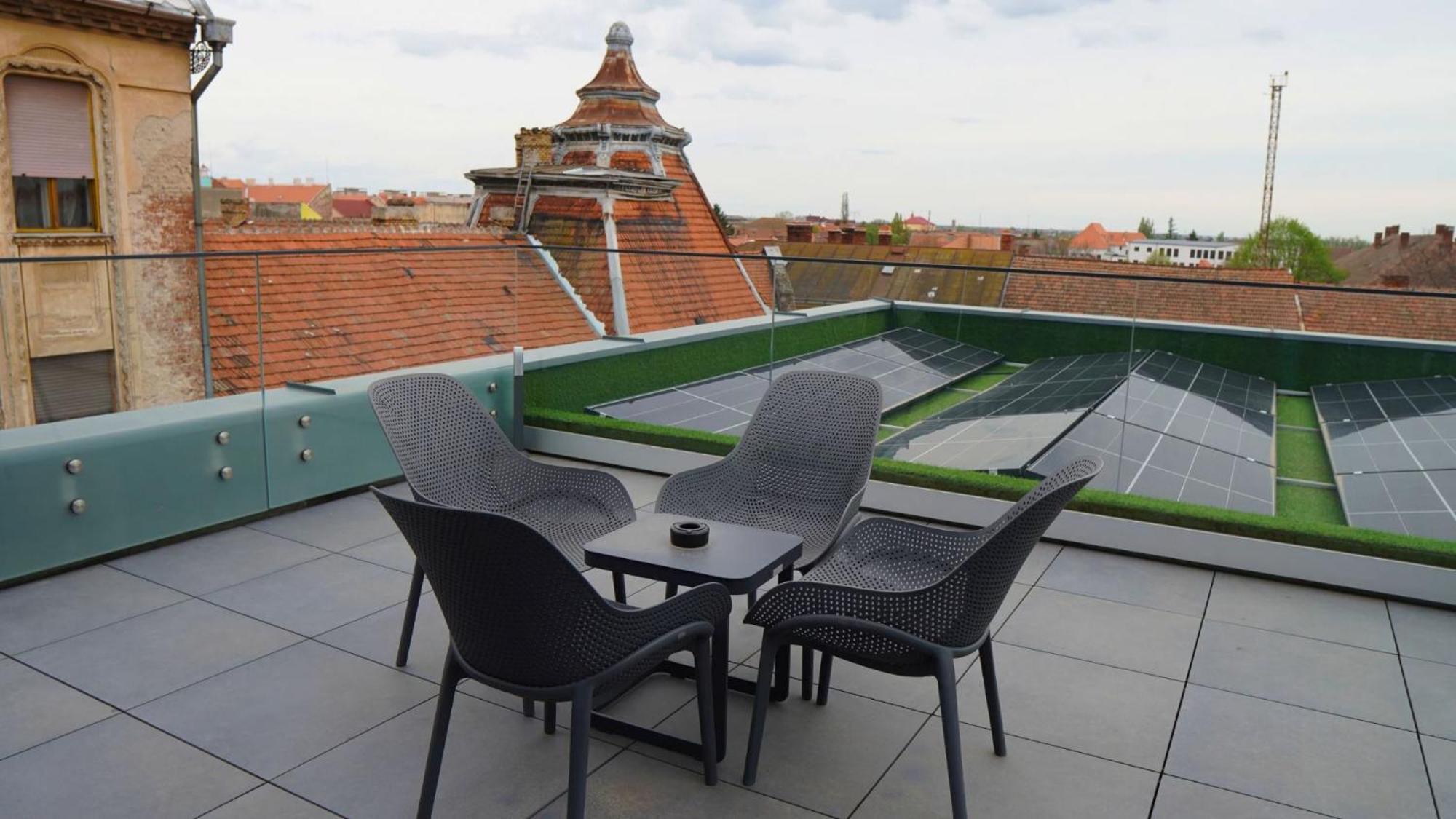 Aniroc Signature Hotel Arad Bagian luar foto Rooftop terrace