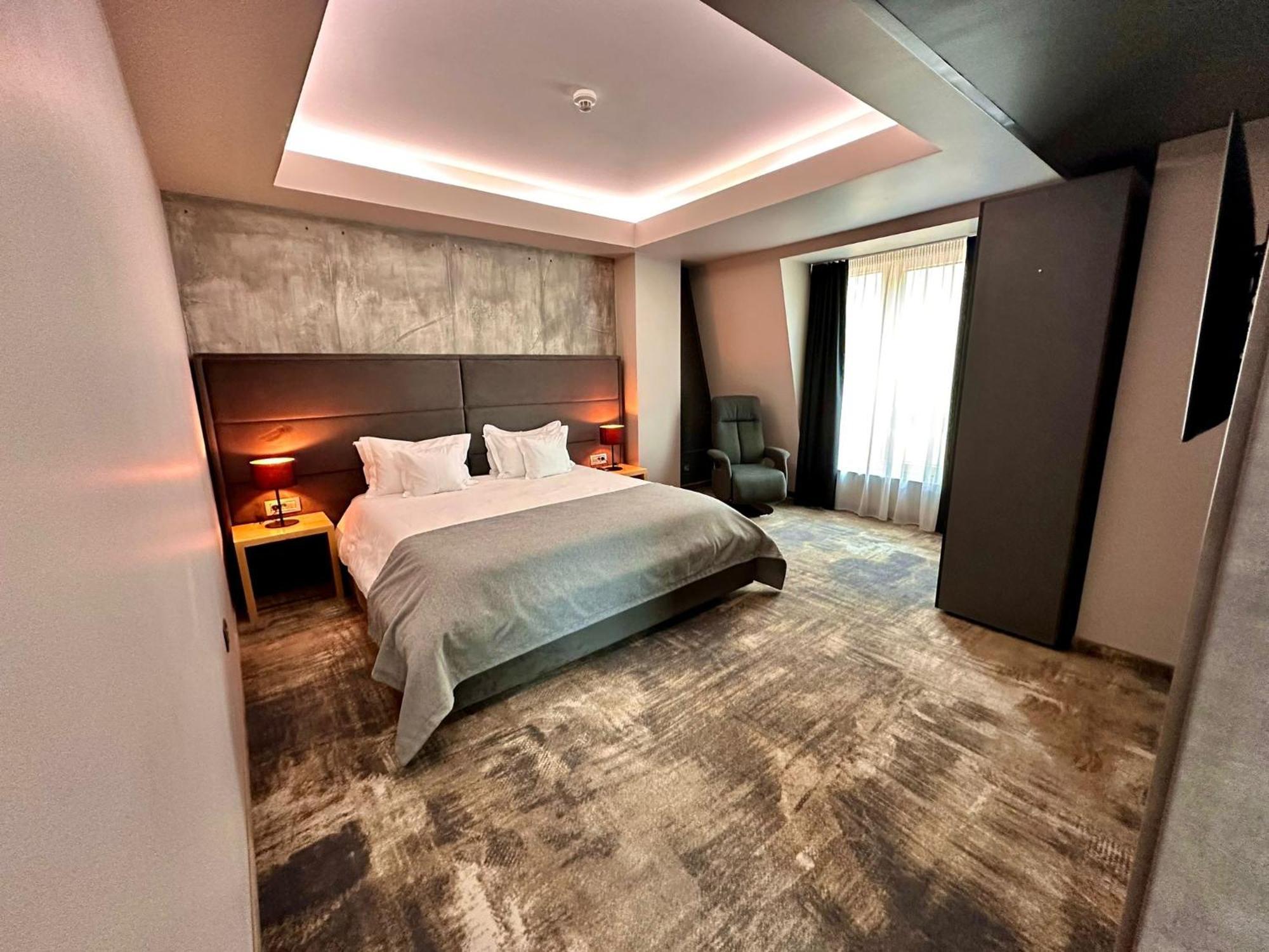 Aniroc Signature Hotel Arad Bagian luar foto A room at the hotel