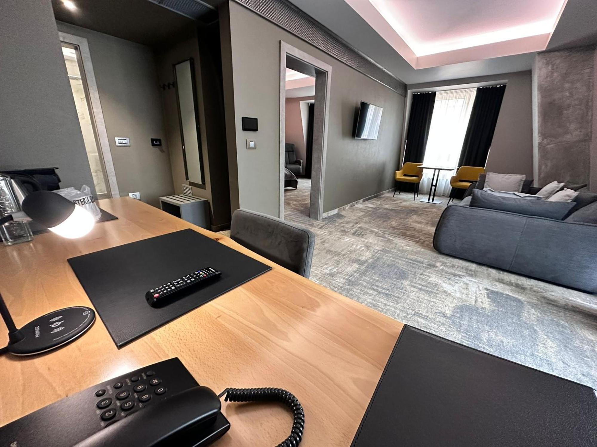 Aniroc Signature Hotel Arad Bagian luar foto Suite