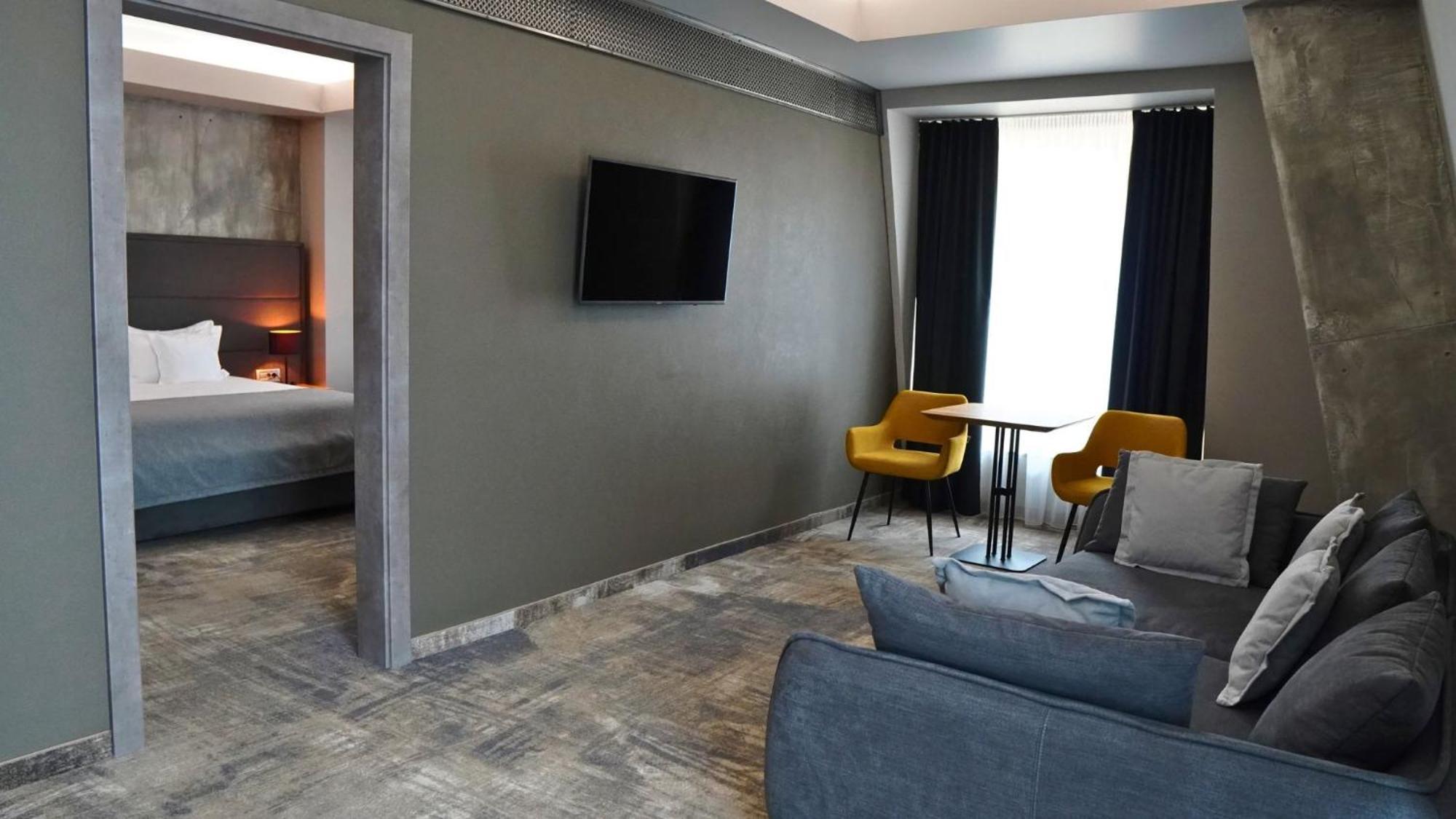 Aniroc Signature Hotel Arad Bagian luar foto Suite