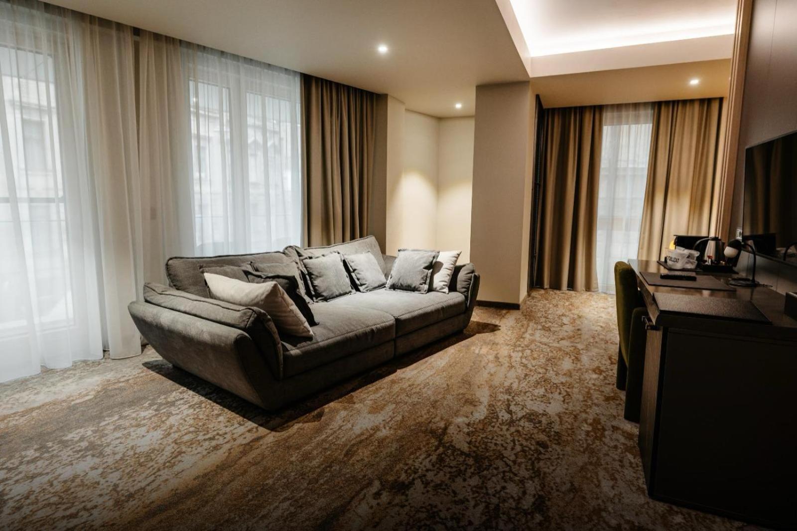 Aniroc Signature Hotel Arad Bagian luar foto A suite at the hotel
