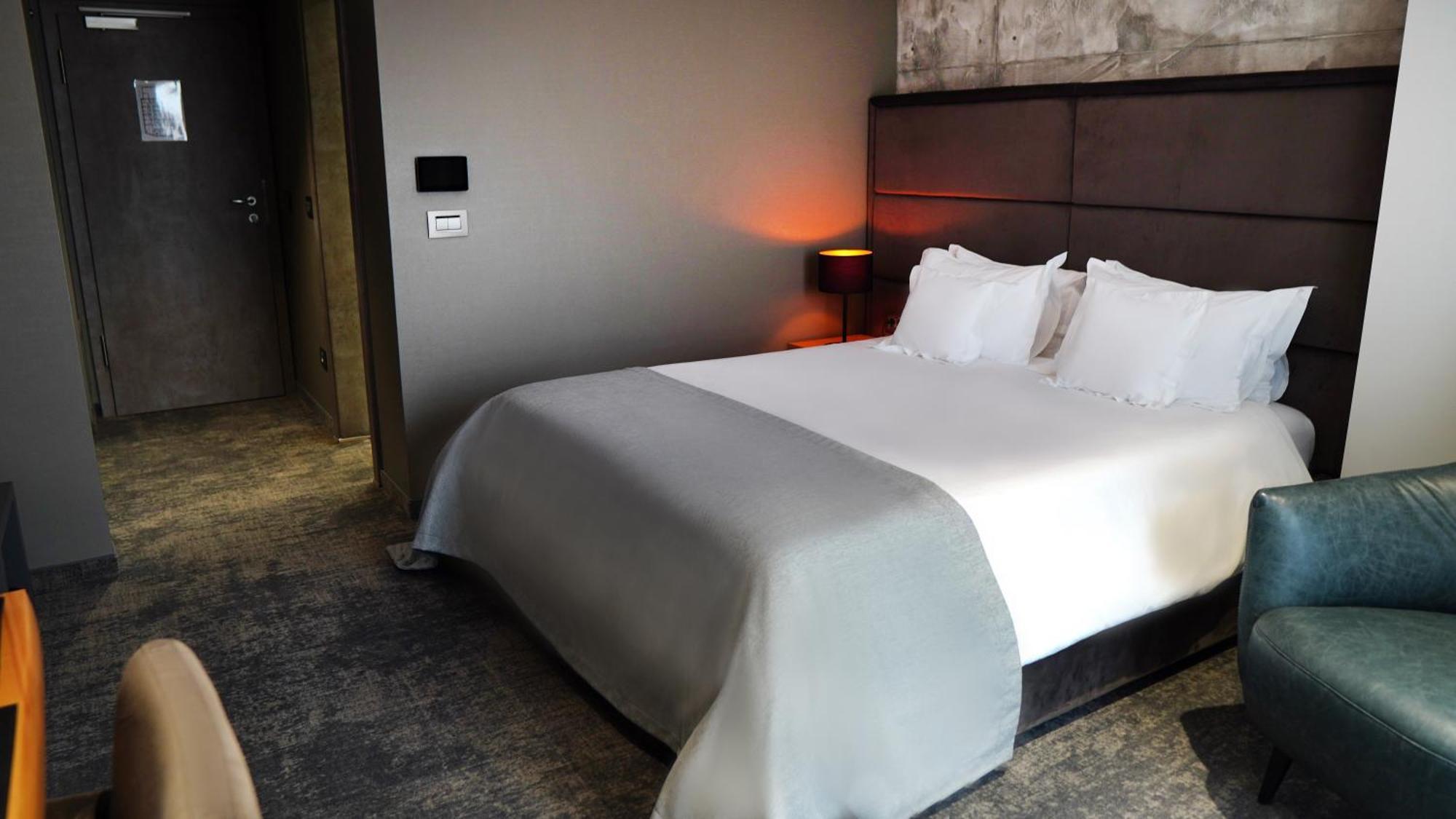 Aniroc Signature Hotel Arad Bagian luar foto A room at the hotel