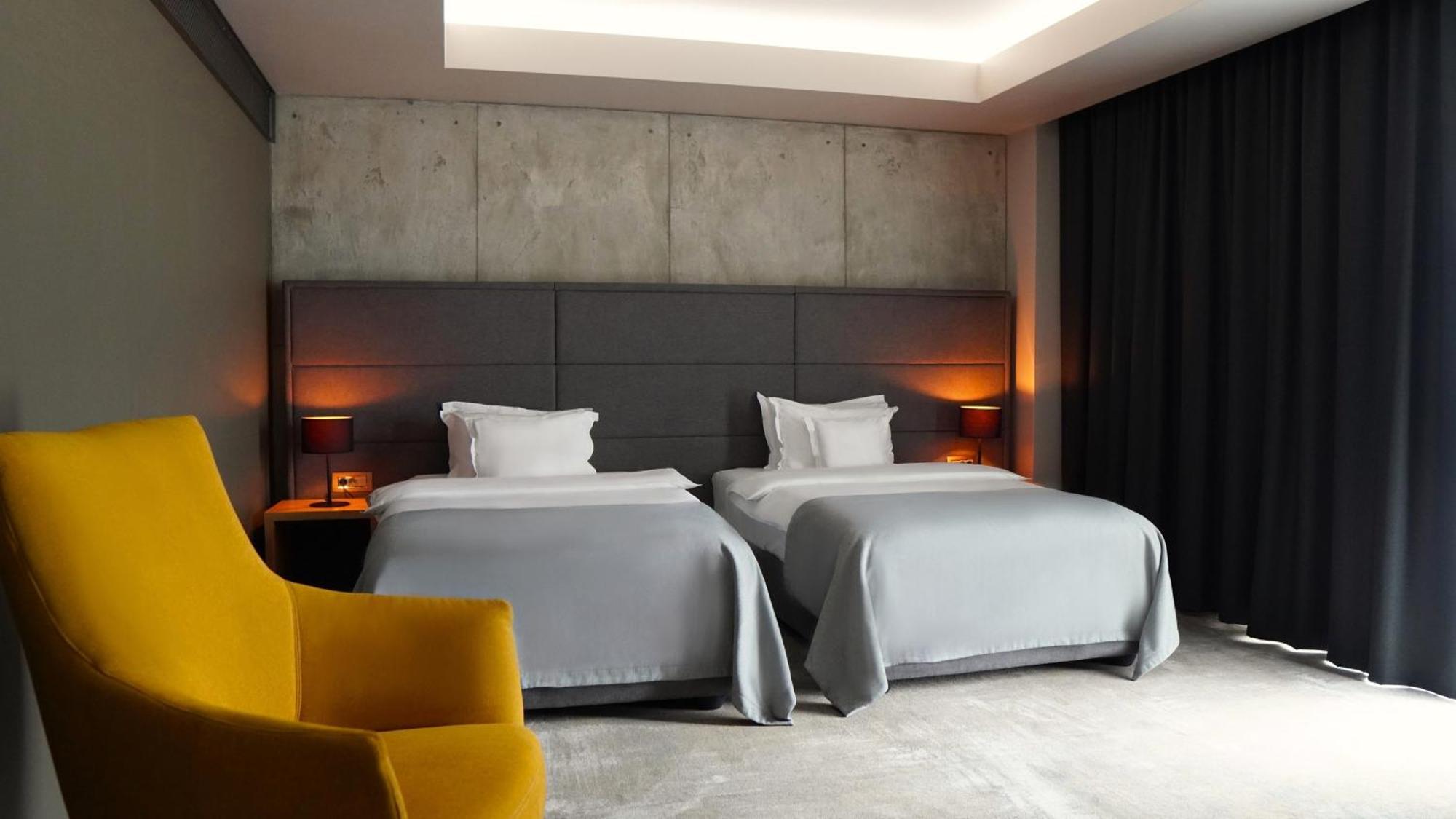 Aniroc Signature Hotel Arad Bagian luar foto A room at the hotel