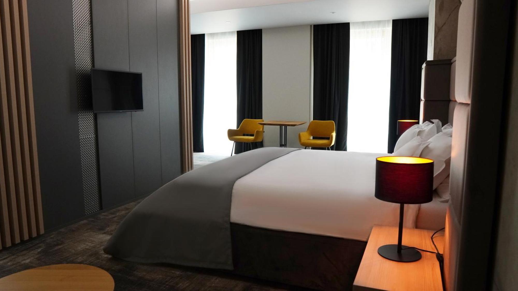 Aniroc Signature Hotel Arad Bagian luar foto A room at the hotel