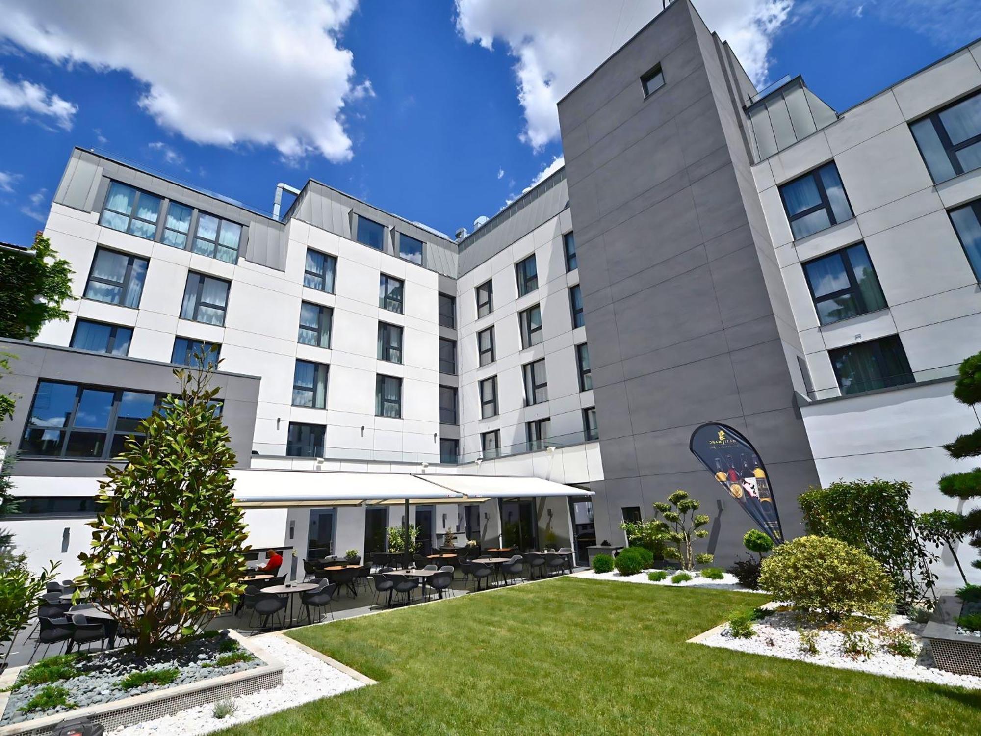 Aniroc Signature Hotel Arad Bagian luar foto The courtyard of the new building