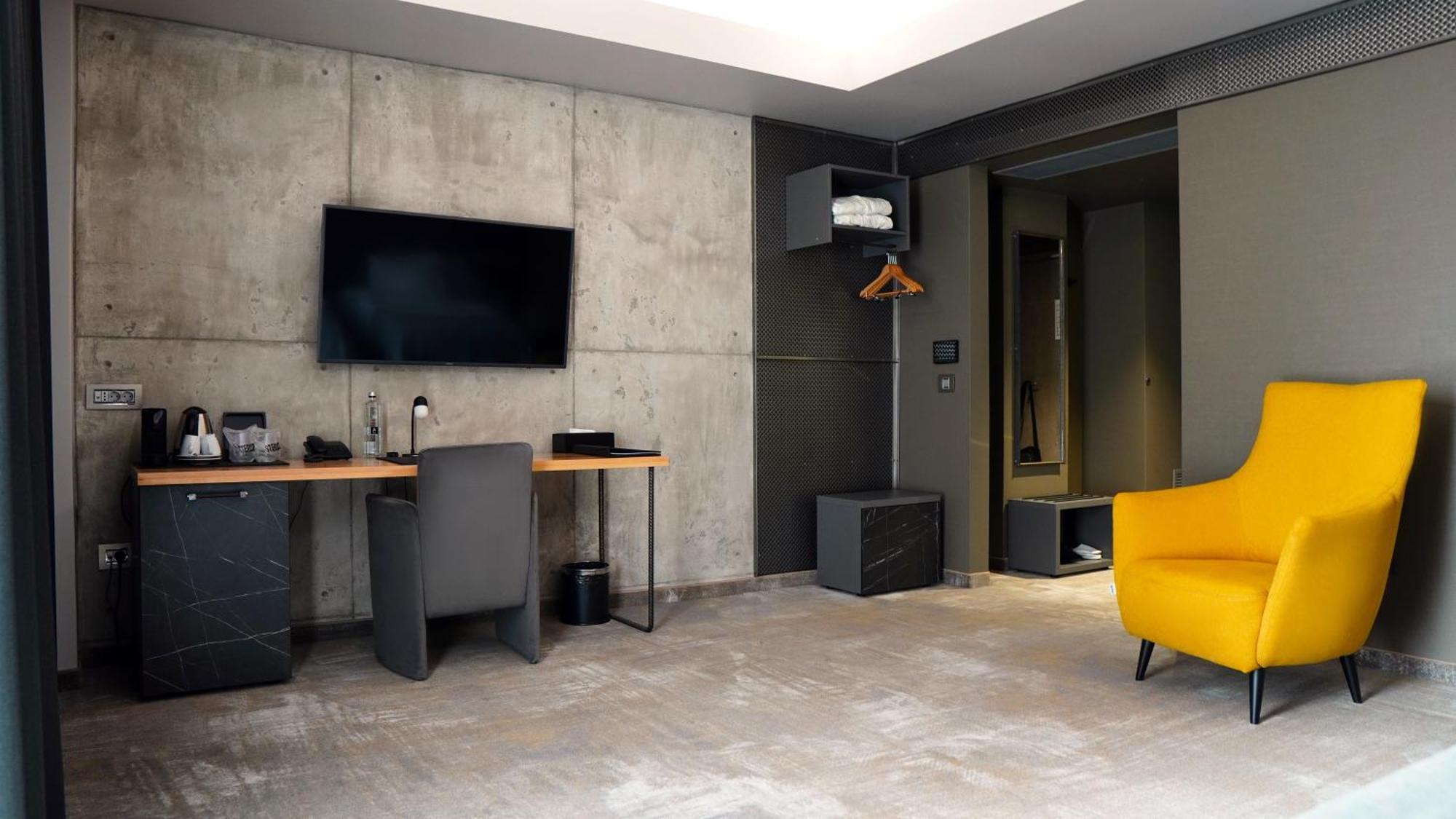 Aniroc Signature Hotel Arad Bagian luar foto A room at the hotel