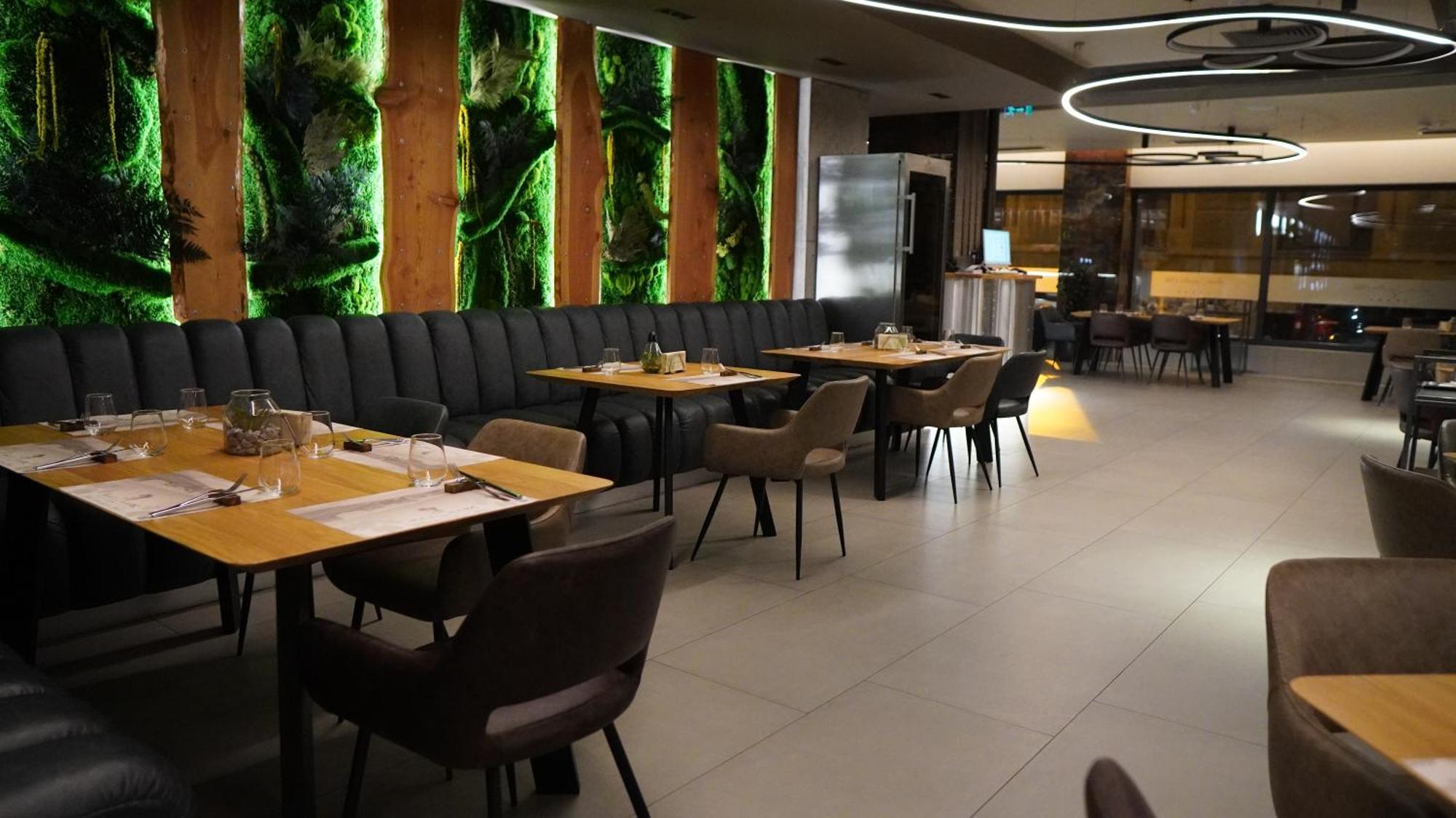 Aniroc Signature Hotel Arad Bagian luar foto Interior of a restaurant in Belgrade