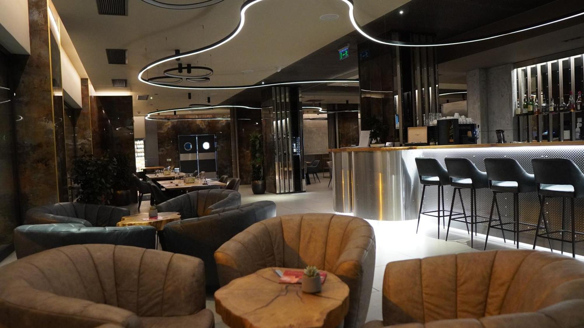 Aniroc Signature Hotel Arad Bagian luar foto The lounge at the airport