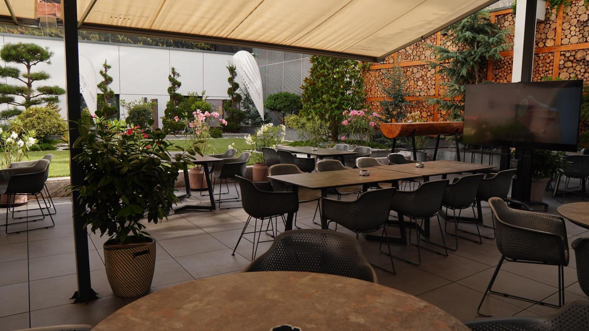 Aniroc Signature Hotel Arad Bagian luar foto The restaurant's terrace