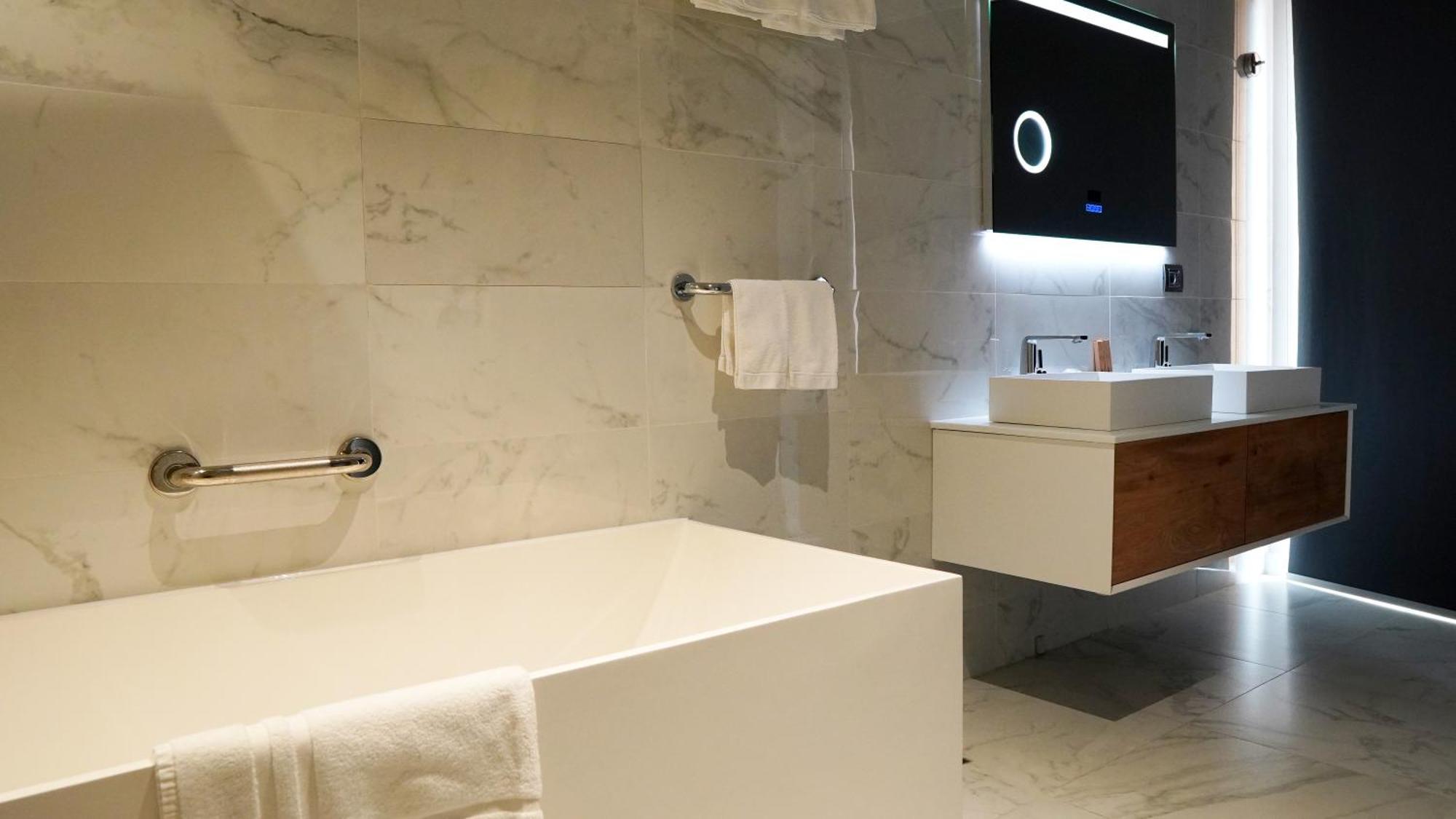 Aniroc Signature Hotel Arad Bagian luar foto Bathroom