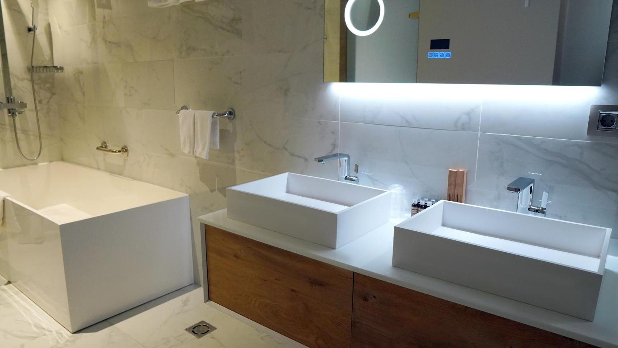 Aniroc Signature Hotel Arad Bagian luar foto Bathroom with LED lighting