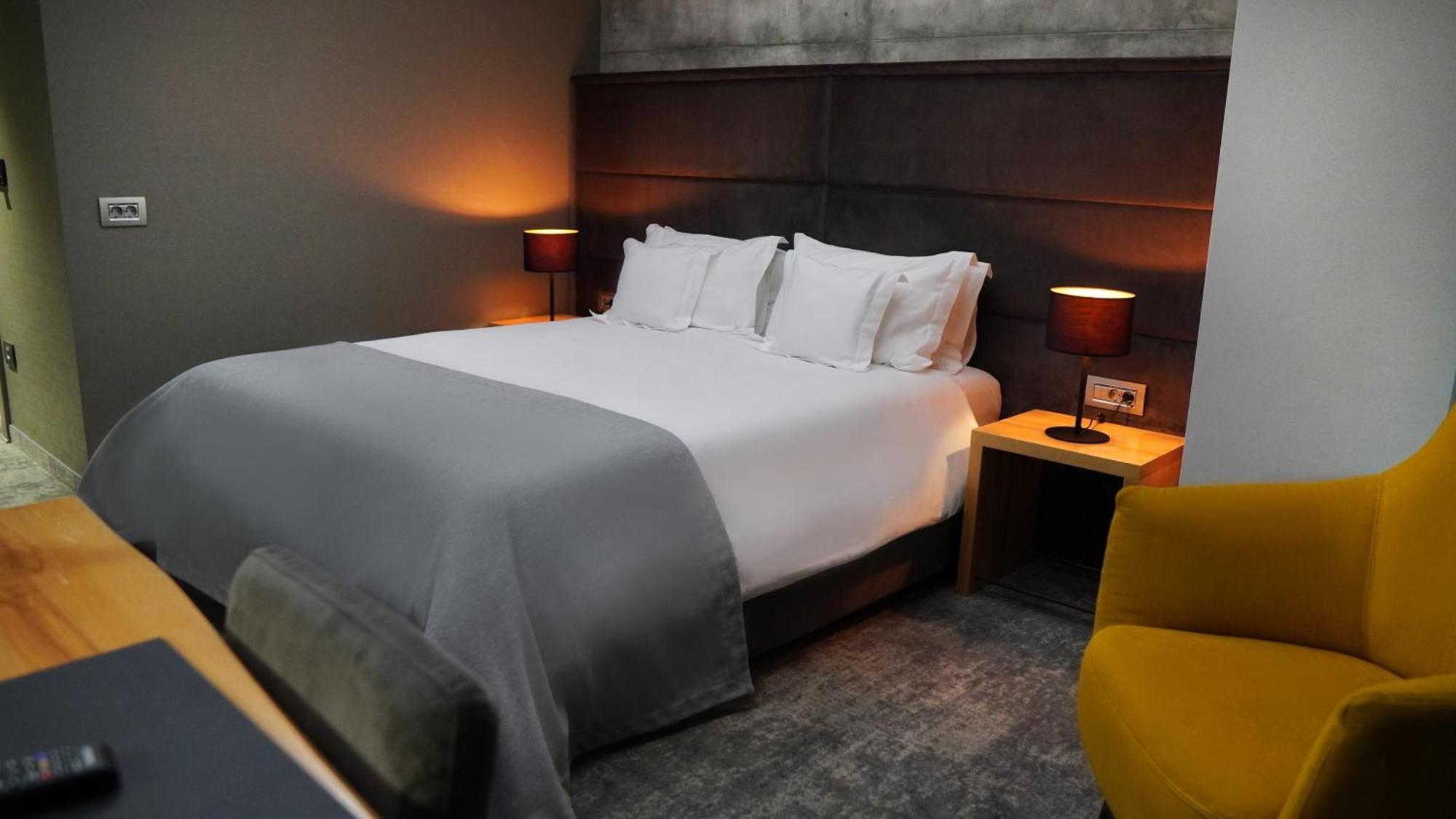 Aniroc Signature Hotel Arad Bagian luar foto A bedroom at the hotel