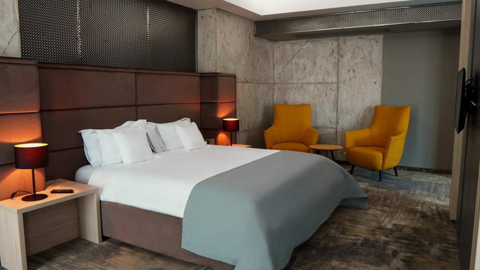 Aniroc Signature Hotel Arad Bagian luar foto A bedroom at the hotel