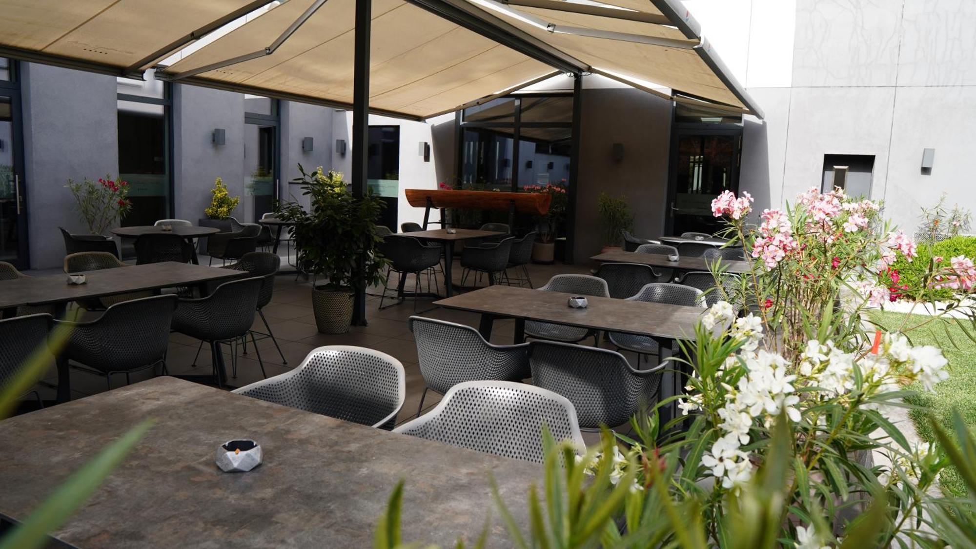 Aniroc Signature Hotel Arad Bagian luar foto The patio at the restaurant
