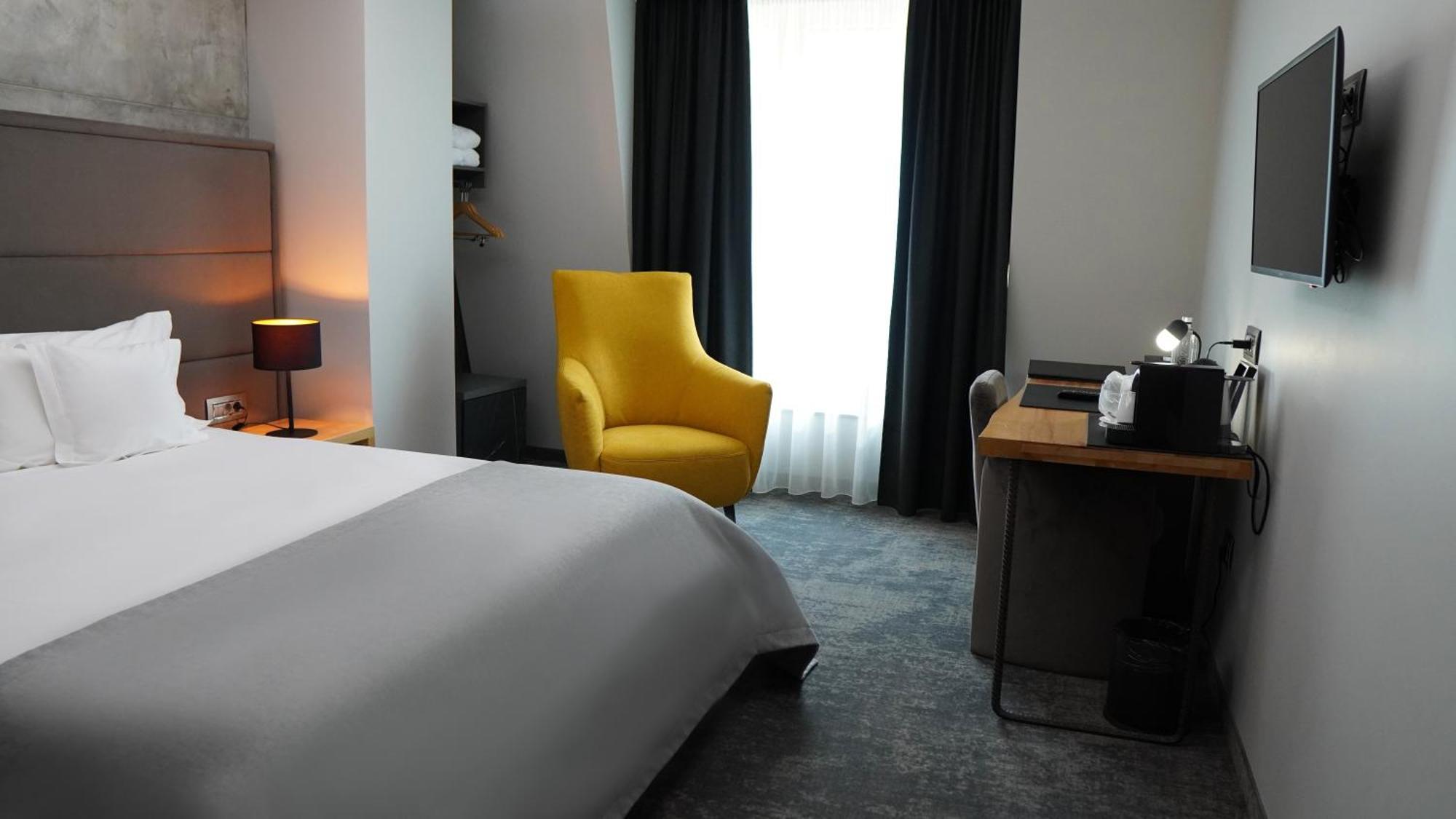 Aniroc Signature Hotel Arad Bagian luar foto A room at the hotel