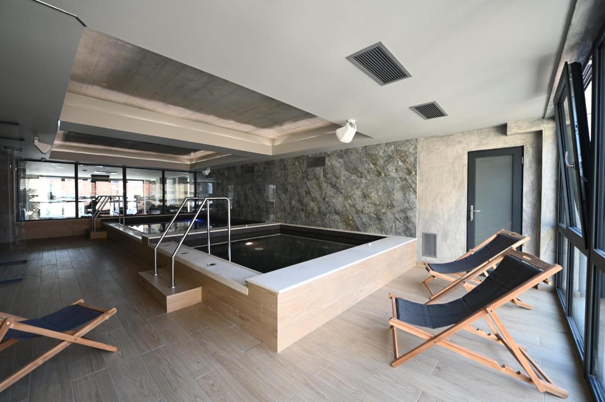 Aniroc Signature Hotel Arad Bagian luar foto A private spa in a hotel