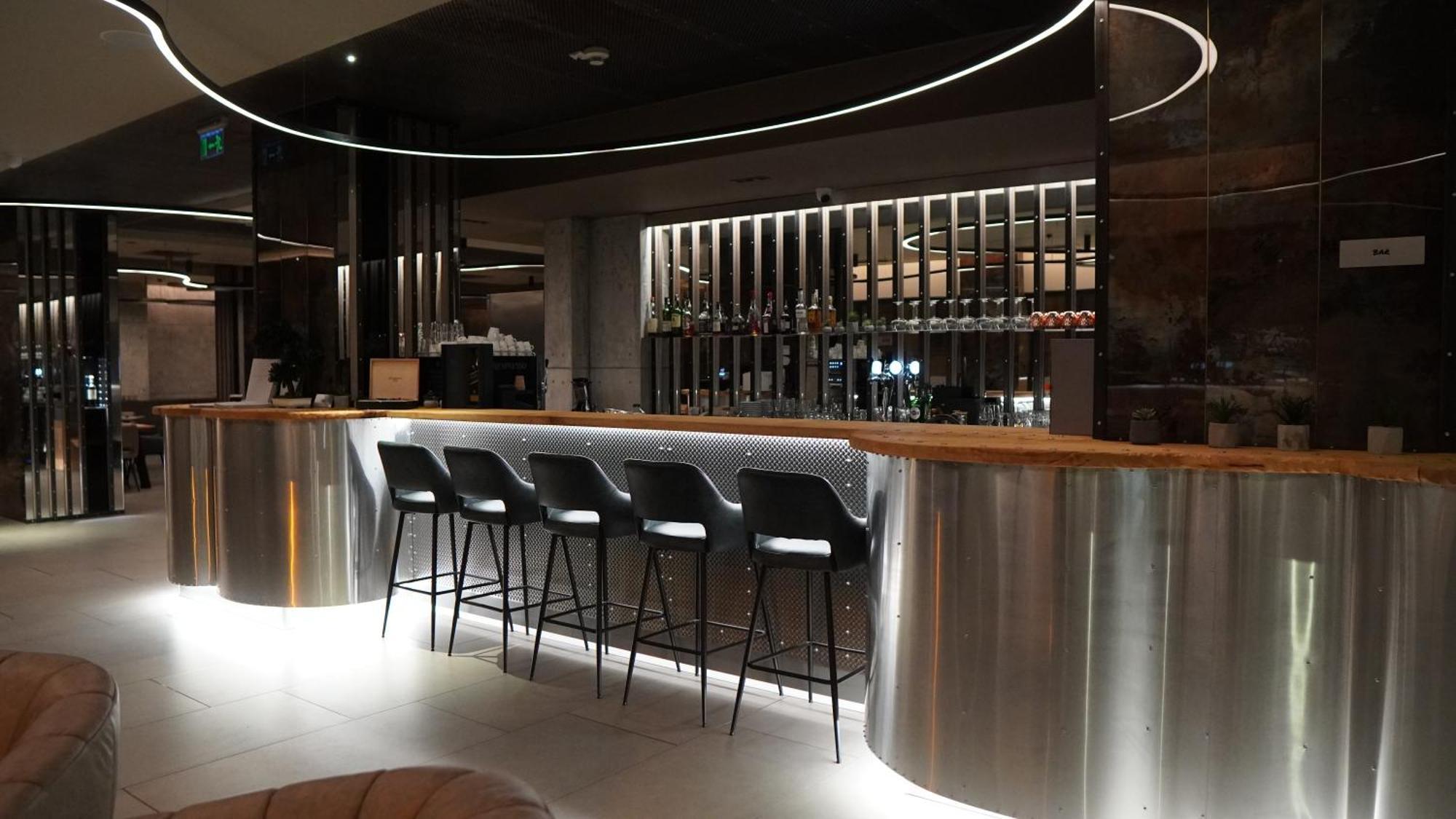 Aniroc Signature Hotel Arad Bagian luar foto The bar at the new terminal