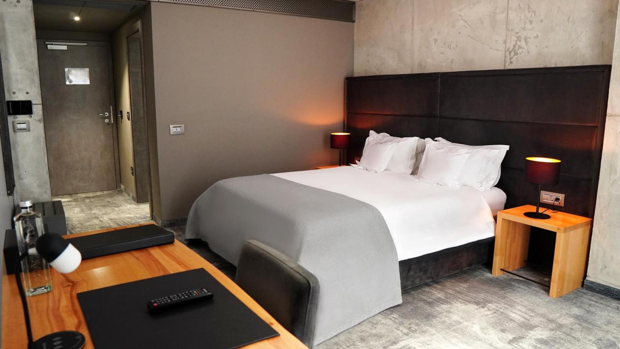Aniroc Signature Hotel Arad Bagian luar foto A room at the hotel