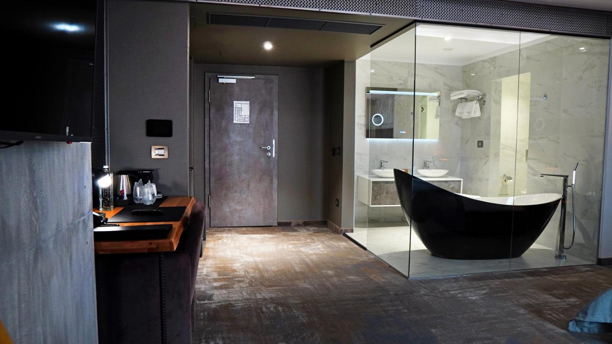 Aniroc Signature Hotel Arad Bagian luar foto A bathroom at the hotel