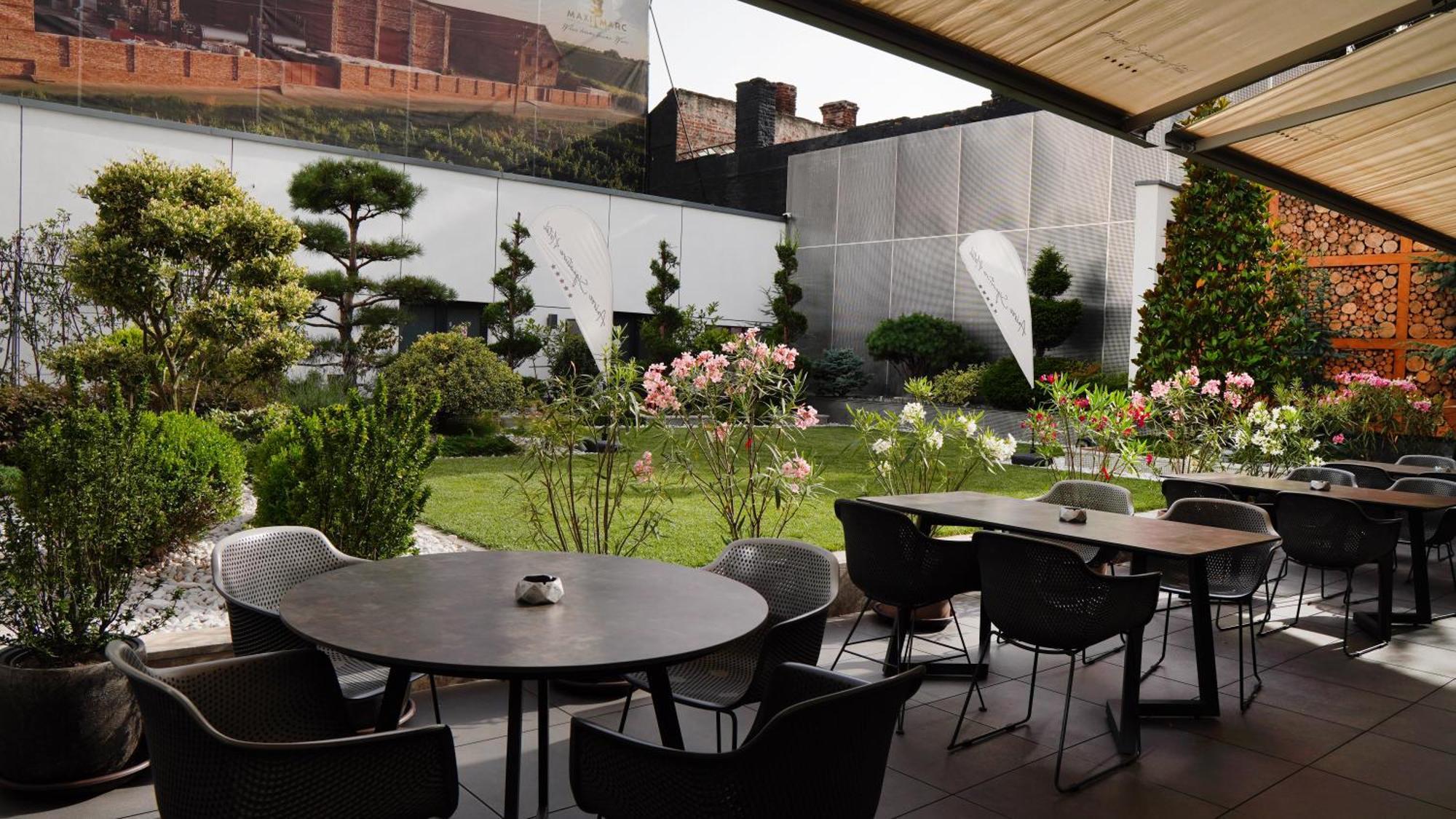 Aniroc Signature Hotel Arad Bagian luar foto The garden