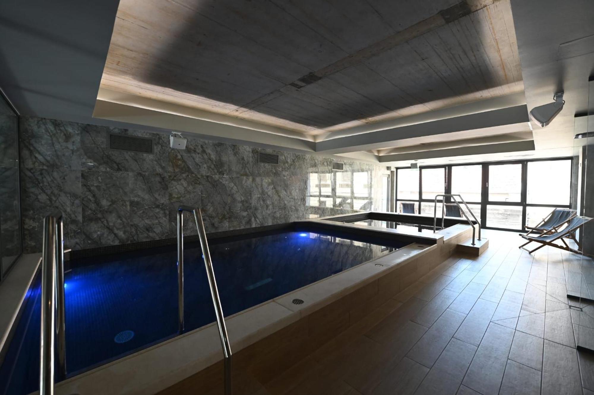 Aniroc Signature Hotel Arad Bagian luar foto The pool at the hotel