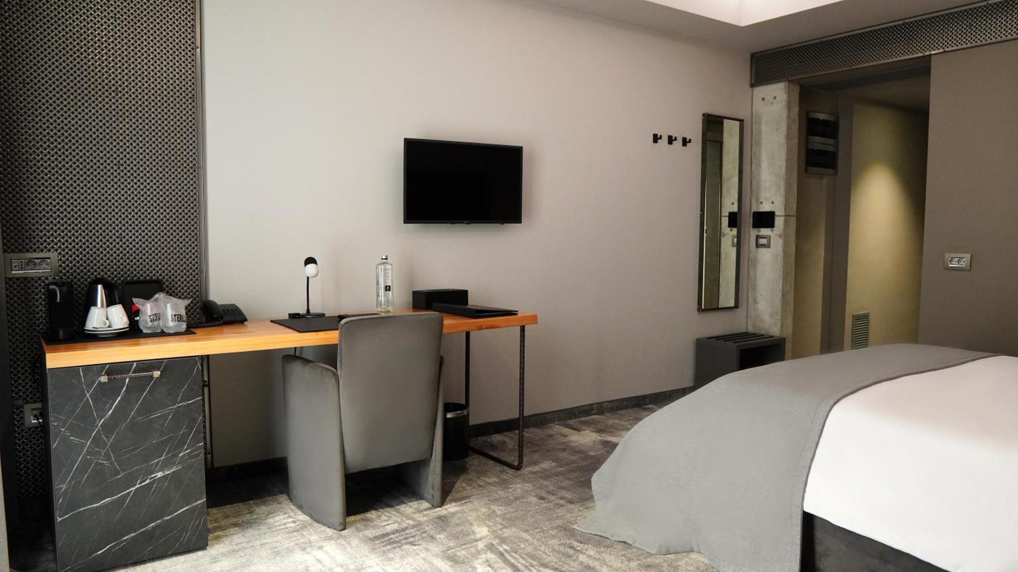 Aniroc Signature Hotel Arad Bagian luar foto A room at the hotel
