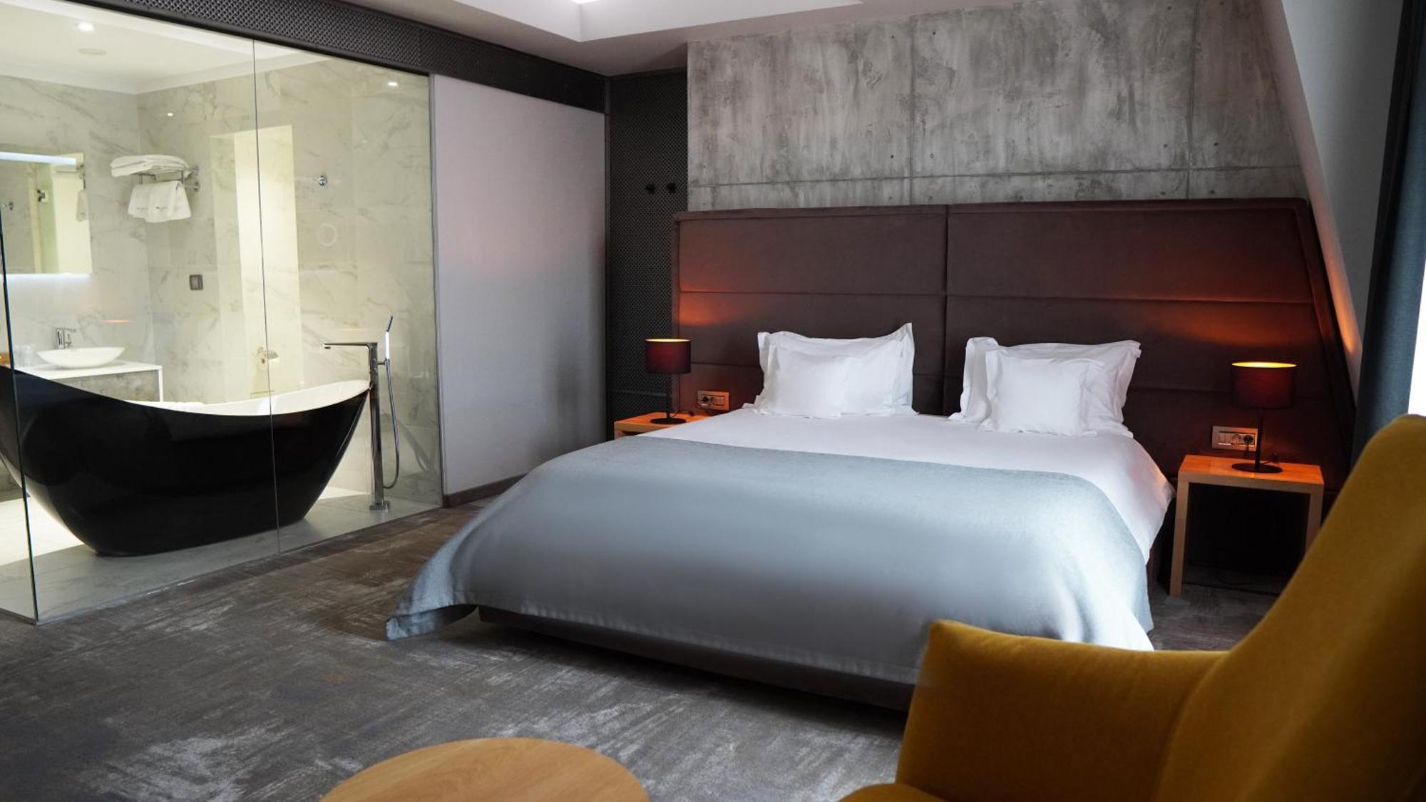 Aniroc Signature Hotel Arad Bagian luar foto A bedroom at the hotel