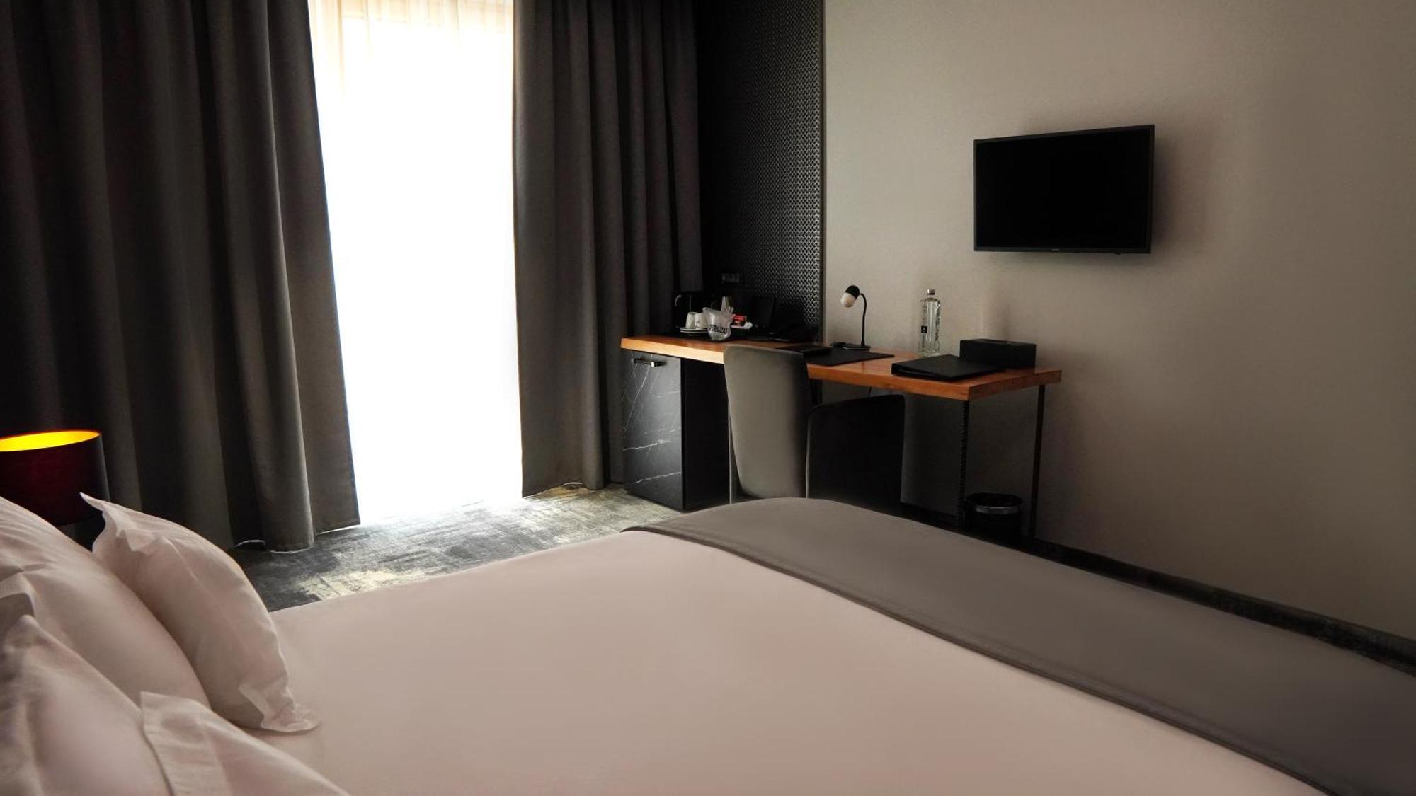 Aniroc Signature Hotel Arad Bagian luar foto A room at the hotel