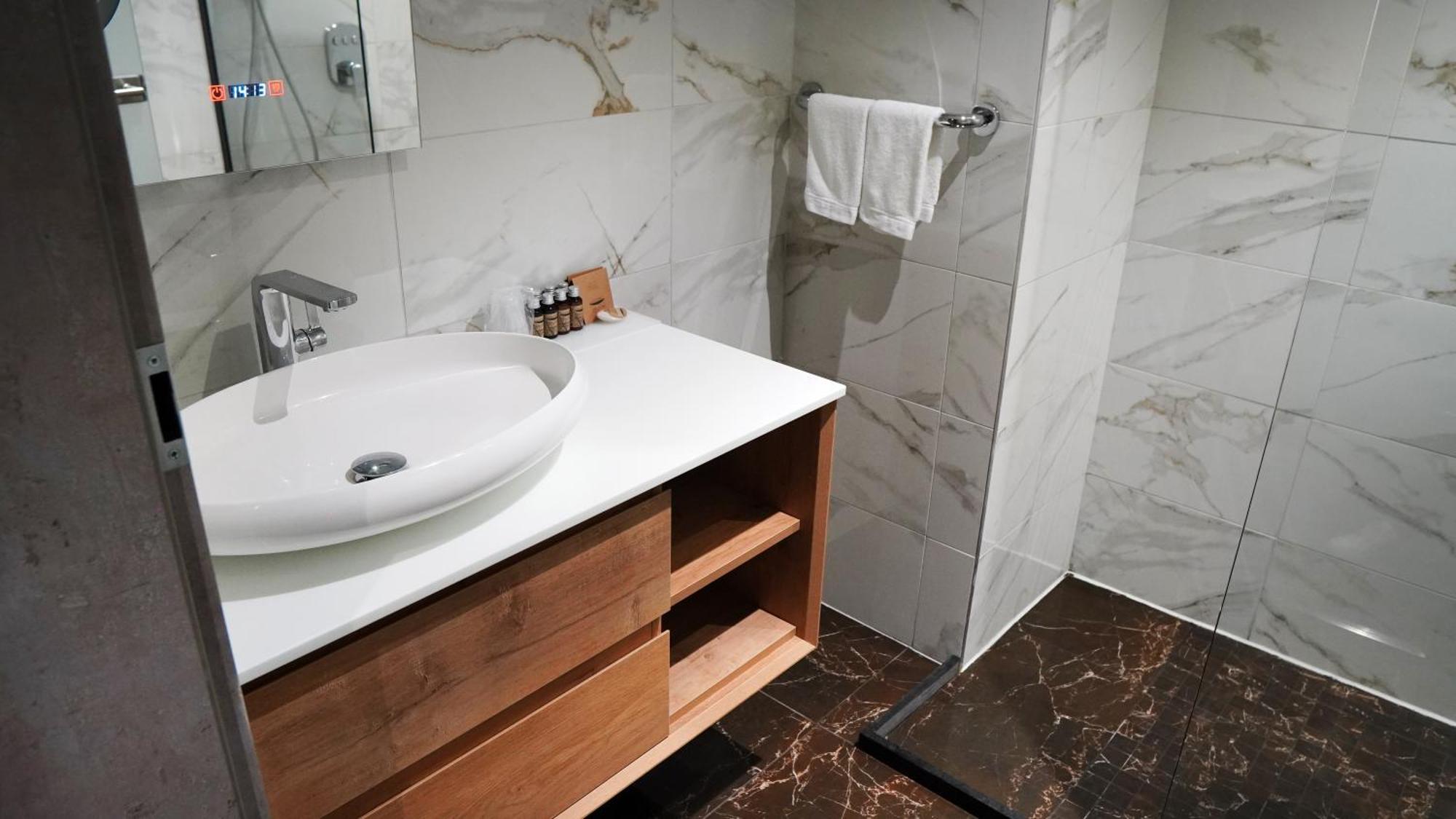 Aniroc Signature Hotel Arad Bagian luar foto Bathroom