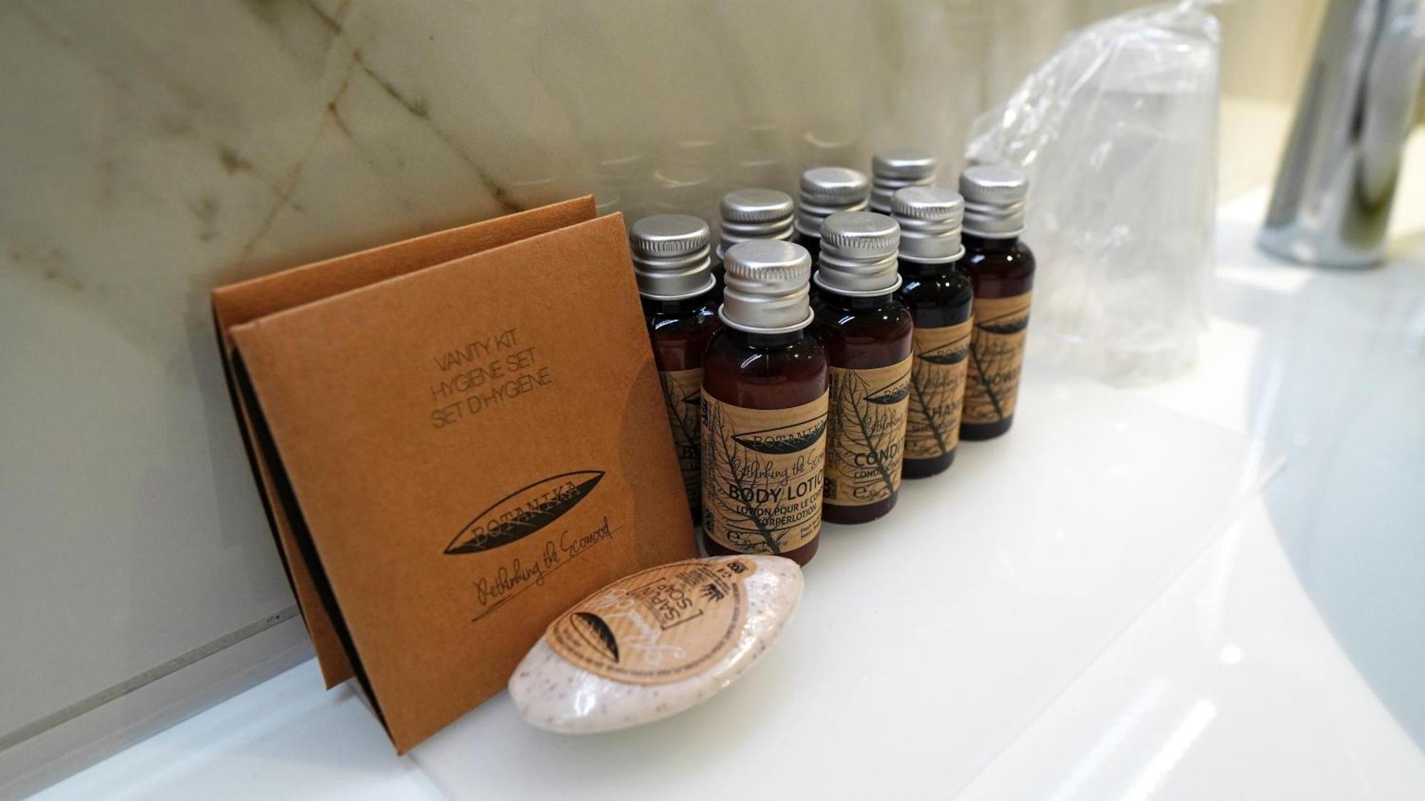 Aniroc Signature Hotel Arad Bagian luar foto A selection of hotel amenities