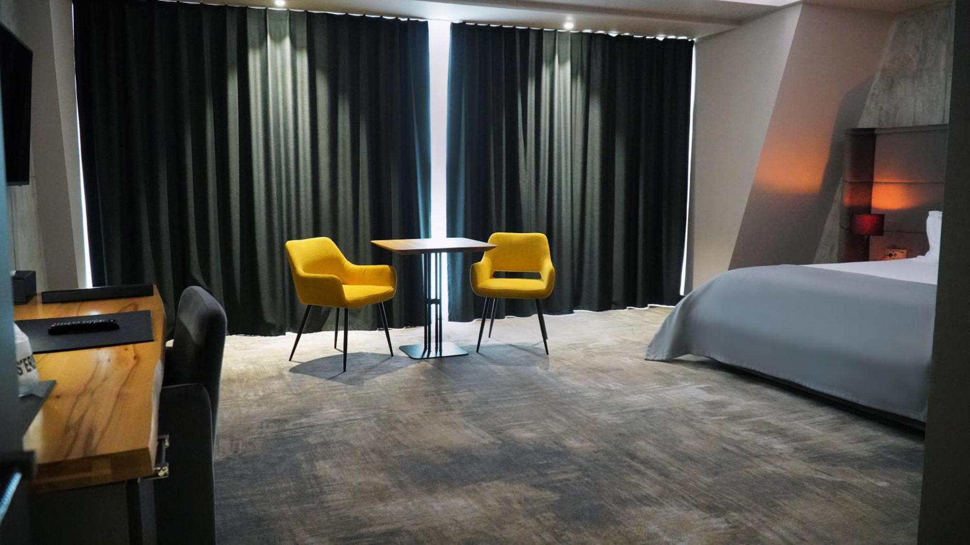 Aniroc Signature Hotel Arad Bagian luar foto A room at the hotel