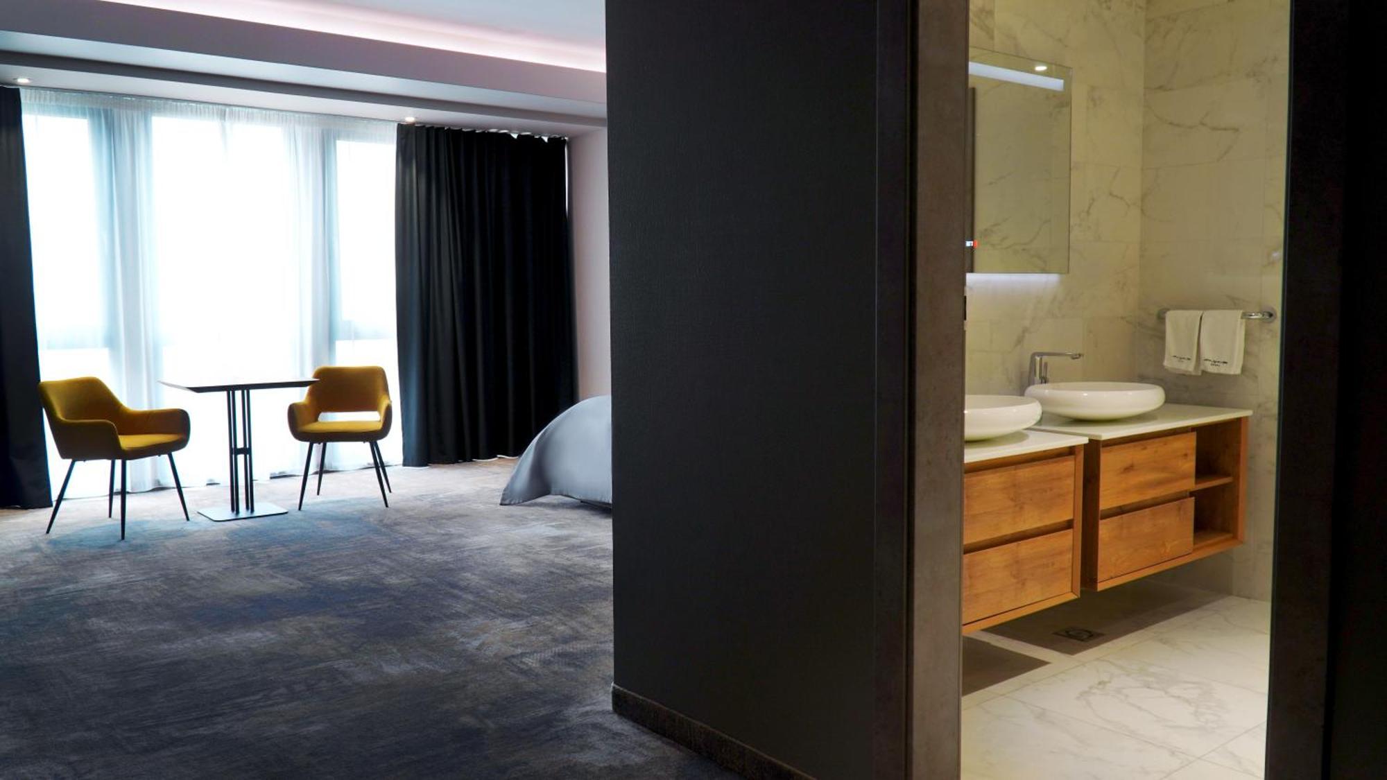 Aniroc Signature Hotel Arad Bagian luar foto A room at the hotel