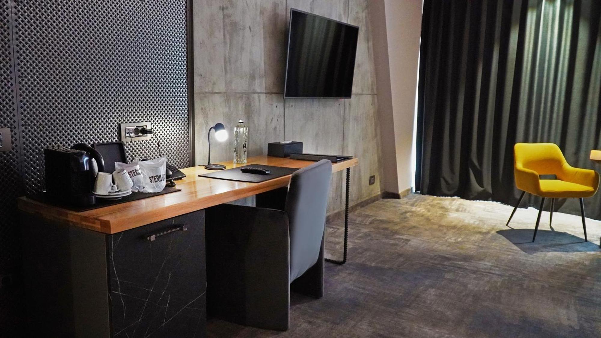 Aniroc Signature Hotel Arad Bagian luar foto A room at the hotel