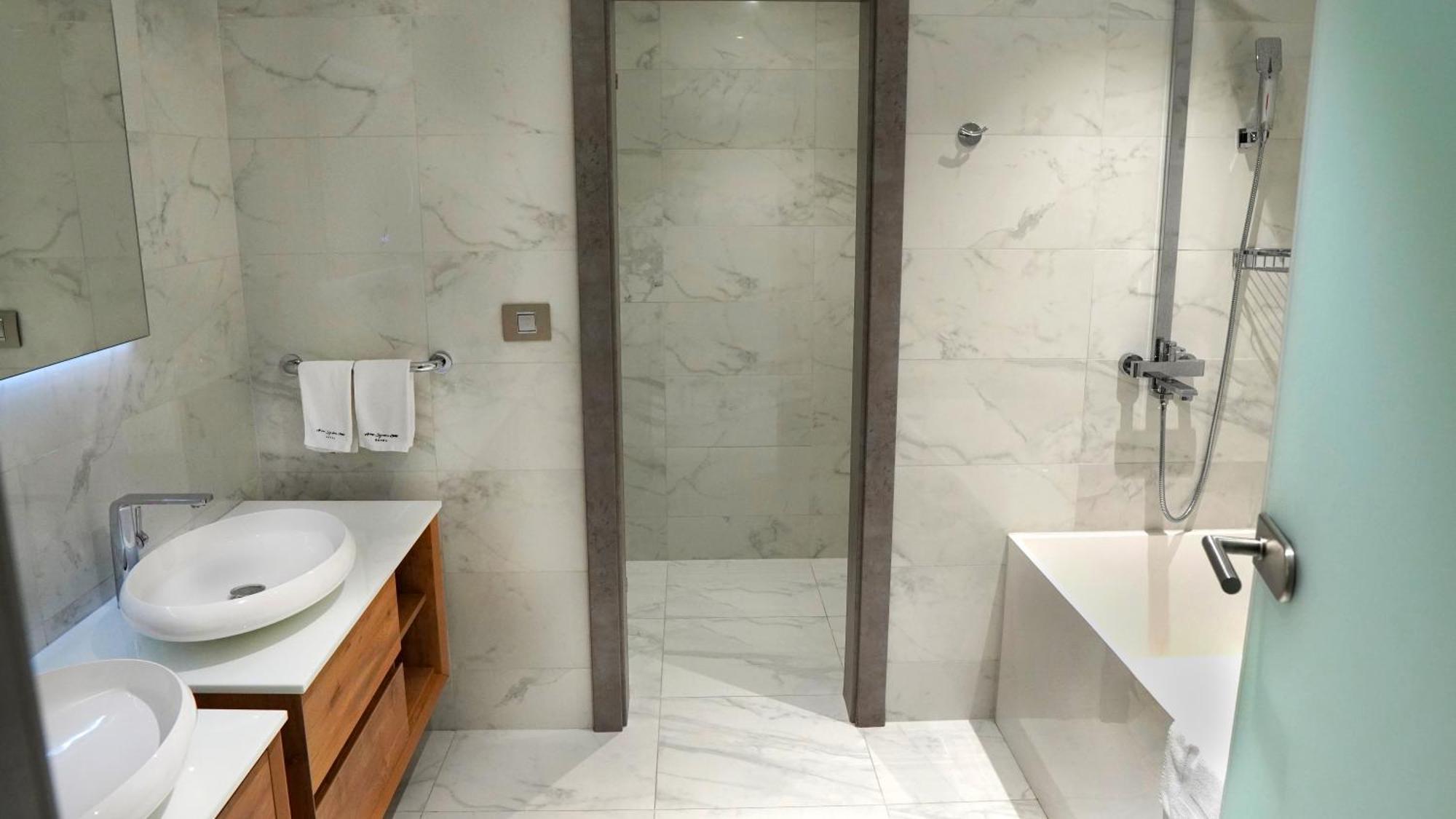 Aniroc Signature Hotel Arad Bagian luar foto A shower door